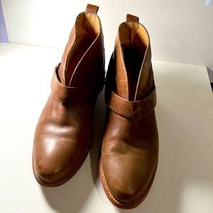 Koolaburra size 9 tan low ankle booties with biker buckle